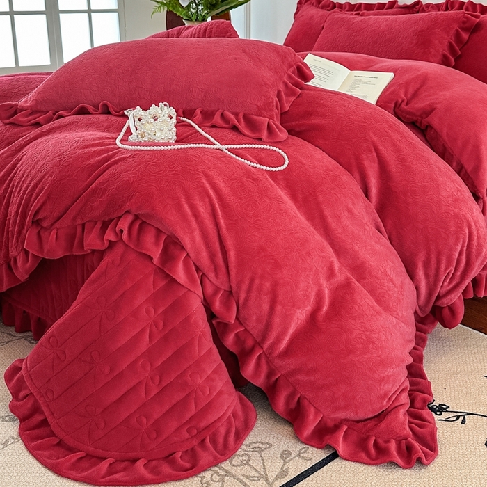 91家纺网 家纺一手货源 找家纺 野合家纺 2025新款法式A类雕花牛奶绒韩版公主风床盖三件套 中国红