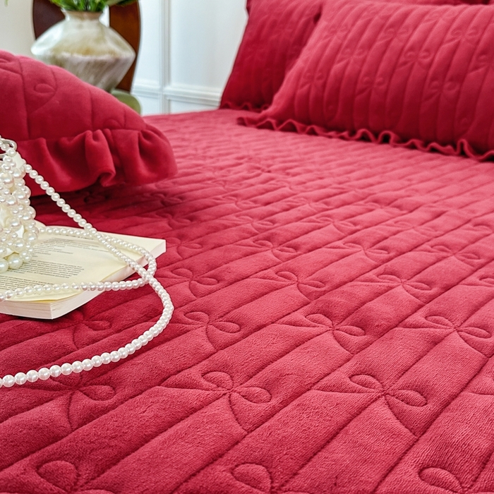 91家纺网 家纺一手货源 找家纺 野合家纺 2025新款法式A类雕花牛奶绒韩版公主风床盖三件套 中国红