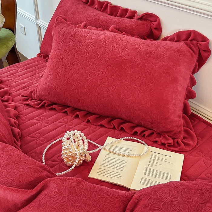 91家纺网 家纺一手货源 找家纺 野合家纺 2025新款法式A类雕花牛奶绒韩版公主风床盖三件套 中国红