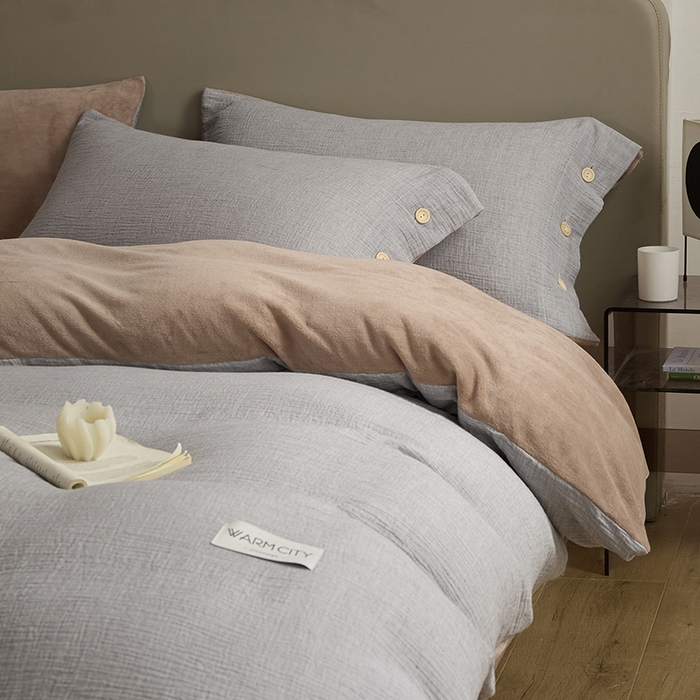 91家纺网 家纺一手货源 找家纺 绒城 全棉泡泡双层纱拼牛奶绒四件套 棉拼绒四件套 棉加绒四件套 - 棉绒系列 泡沫灰-橡木棕