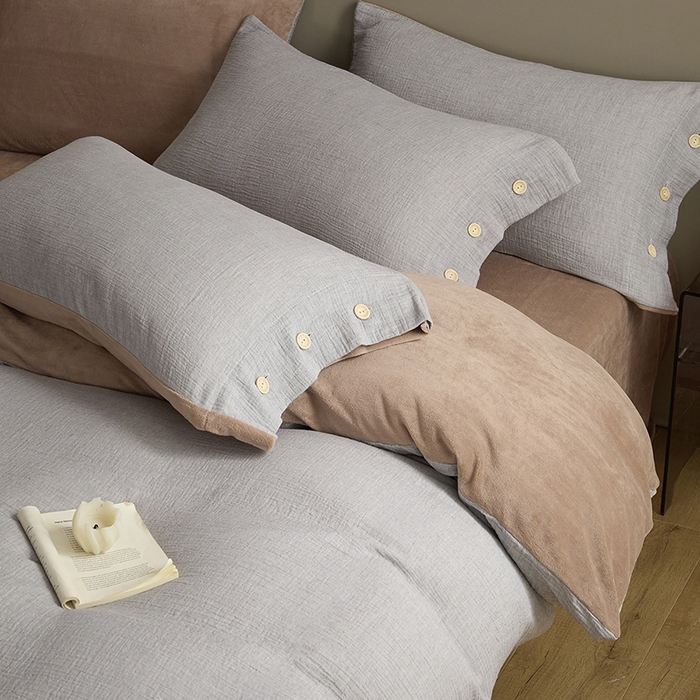 91家纺网 家纺一手货源 找家纺 绒城 全棉泡泡双层纱拼牛奶绒四件套 棉拼绒四件套 棉加绒四件套 - 棉绒系列 泡沫灰-橡木棕