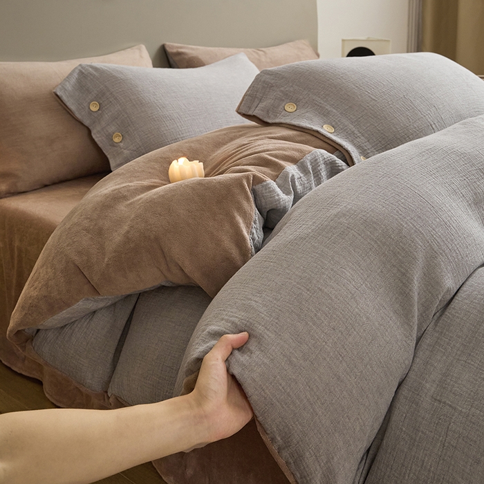 91家纺网 家纺一手货源 找家纺 绒城 全棉泡泡双层纱拼牛奶绒四件套 棉拼绒四件套 棉加绒四件套 - 棉绒系列 泡沫灰-橡木棕