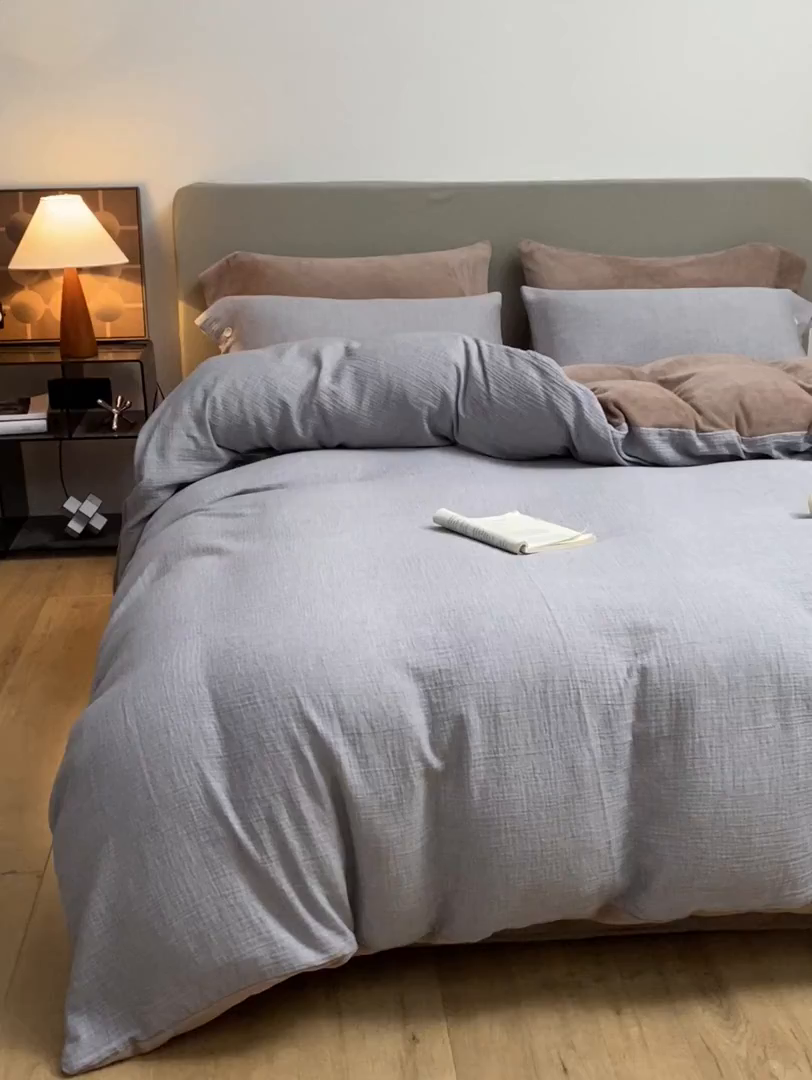 91家纺网 家纺一手货源 找家纺 绒城 全棉泡泡双层纱拼牛奶绒四件套 棉拼绒四件套 棉加绒四件套 - 棉绒系列 泡沫灰-橡木棕