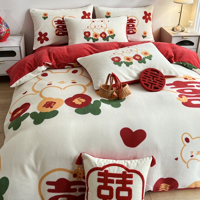 91家纺网 家纺一手货源 找家纺 （总）一电 2025新款网红花婚庆牛奶绒四件套结婚喜被大红色新婚被罩婚嫁妆被套床单