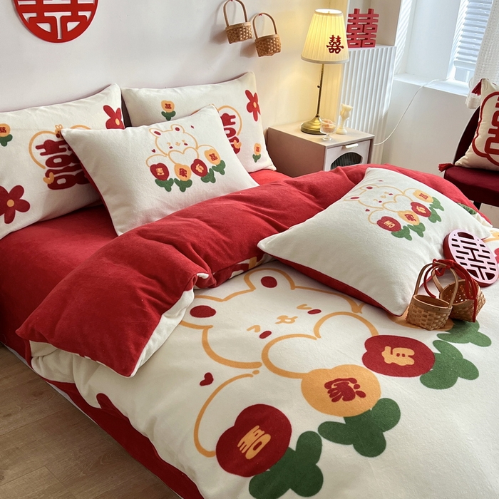 91家纺网 家纺一手货源 找家纺 （总）一电 2025新款网红花婚庆牛奶绒四件套结婚喜被大红色新婚被罩婚嫁妆被套床单