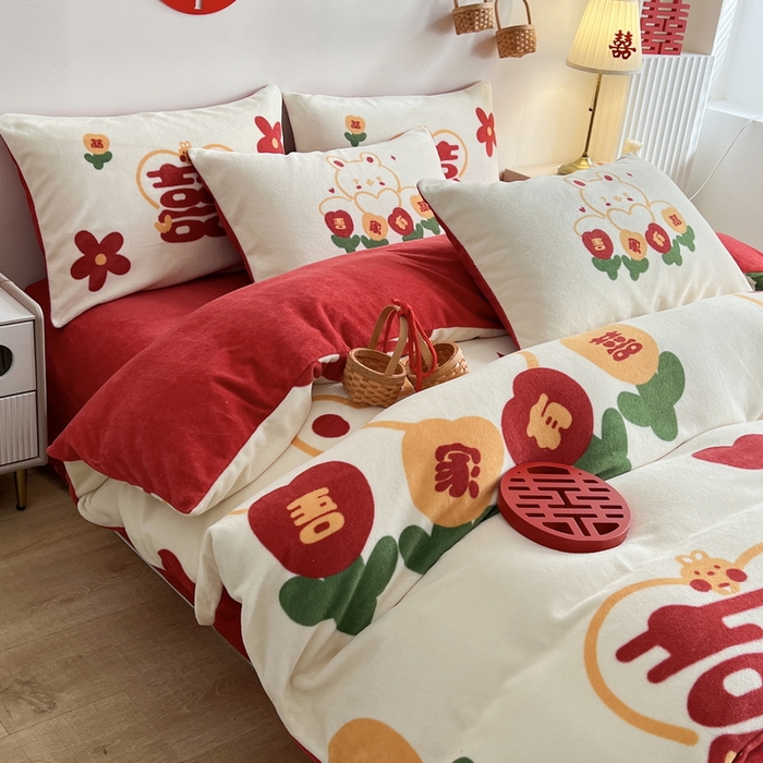 91家纺网 家纺一手货源 找家纺 （总）一电 2025新款网红花婚庆牛奶绒四件套结婚喜被大红色新婚被罩婚嫁妆被套床单