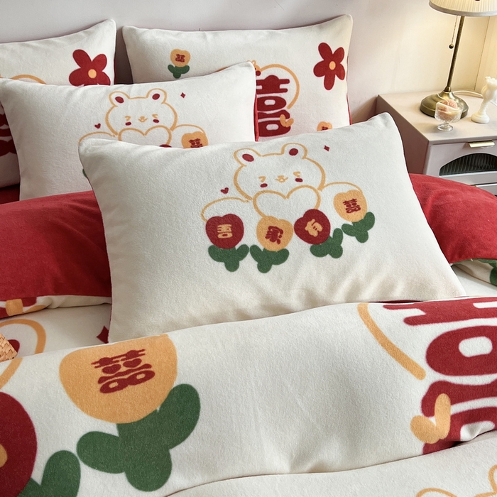 91家纺网 家纺一手货源 找家纺 一电 2025新款网红花婚庆牛奶绒四件套结婚喜被大红色新婚被罩婚嫁妆被套床单 吾家有喜