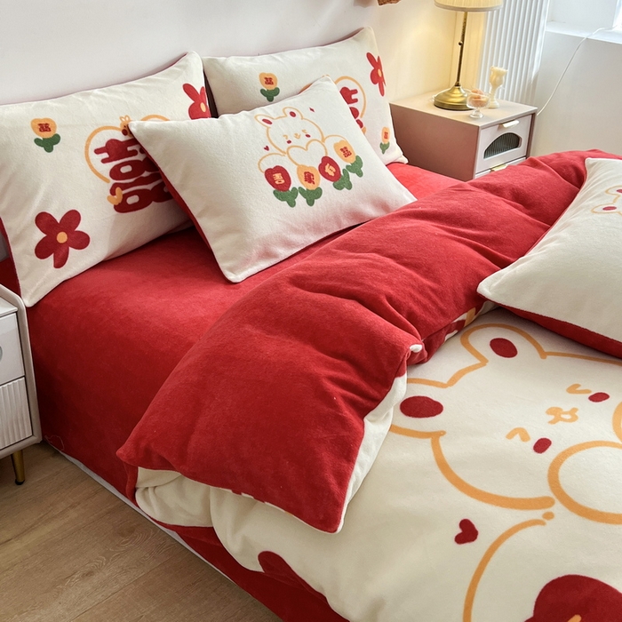 91家纺网 家纺一手货源 找家纺 一电 2025新款网红花婚庆牛奶绒四件套结婚喜被大红色新婚被罩婚嫁妆被套床单 吾家有喜