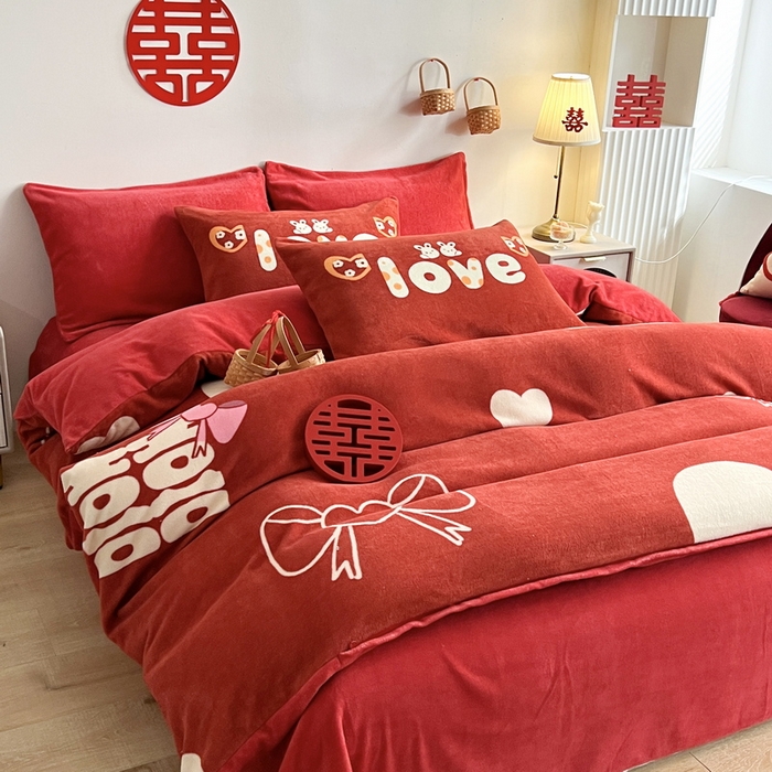91家纺网 家纺一手货源 找家纺 一电 2025新款网红花婚庆牛奶绒四件套结婚喜被大红色新婚被罩婚嫁妆被套床单 喜结良缘