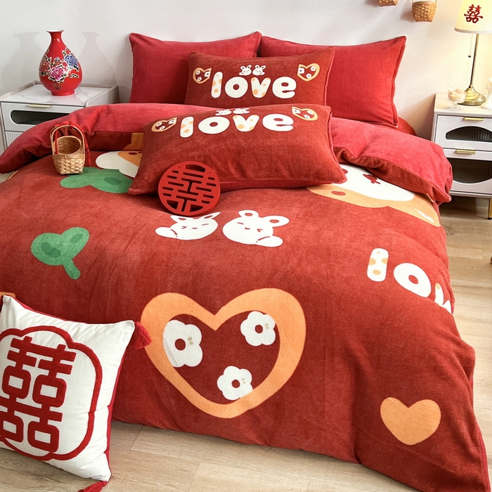 91家纺网 家纺一手货源 找家纺 （总）一电 2025新款网红花婚庆牛奶绒四件套结婚喜被大红色新婚被罩婚嫁妆被套床单