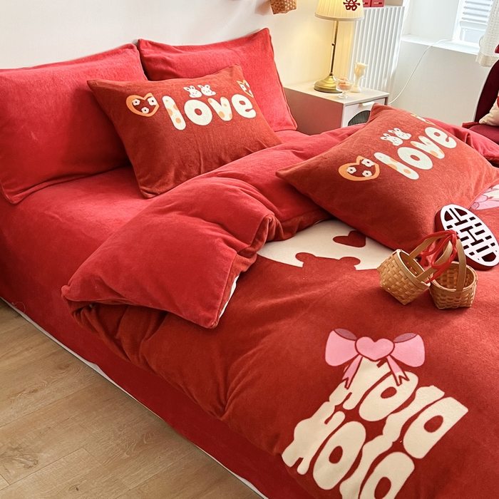 91家纺网 家纺一手货源 找家纺 一电 2025新款网红花婚庆牛奶绒四件套结婚喜被大红色新婚被罩婚嫁妆被套床单 喜结良缘