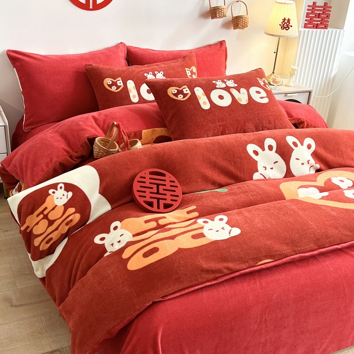 91家纺网 家纺一手货源 找家纺 一电 2025新款网红花婚庆牛奶绒四件套结婚喜被大红色新婚被罩婚嫁妆被套床单 喜生贵子