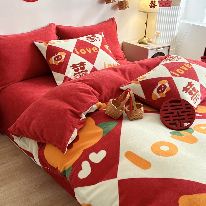 91家纺网 家纺一手货源 找家纺 一电 2025新款网红花婚庆牛奶绒四件套结婚喜被大红色新婚被罩婚嫁妆被套床单 喜宝宝