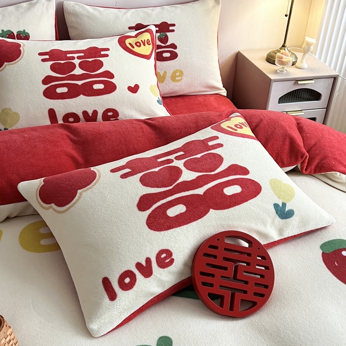 91家纺网 家纺一手货源 找家纺 一电 2025新款网红花婚庆牛奶绒四件套结婚喜被大红色新婚被罩婚嫁妆被套床单 爱你一生