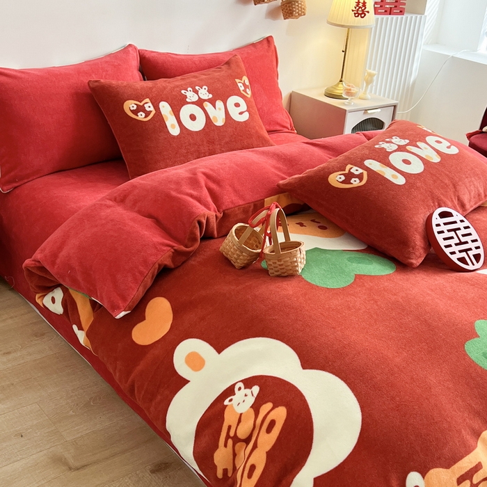 91家纺网 家纺一手货源 找家纺 一电 2025新款网红花婚庆牛奶绒四件套结婚喜被大红色新婚被罩婚嫁妆被套床单 喜生贵子