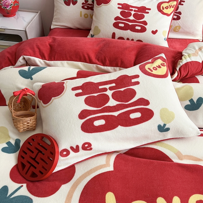 91家纺网 家纺一手货源 找家纺 一电 2025新款网红花婚庆牛奶绒四件套结婚喜被大红色新婚被罩婚嫁妆被套床单 喜事连连