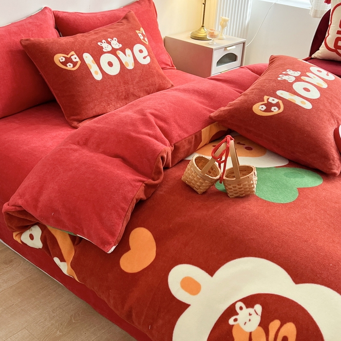 91家纺网 家纺一手货源 找家纺 一电 2025新款网红花婚庆牛奶绒四件套结婚喜被大红色新婚被罩婚嫁妆被套床单 喜生贵子