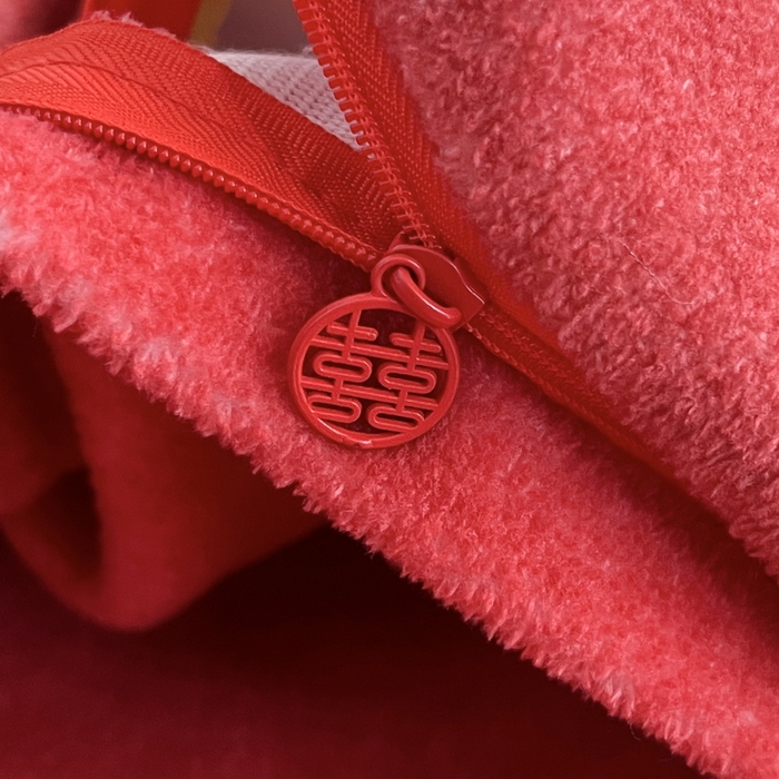 91家纺网 家纺一手货源 找家纺 一电 2025新款网红花婚庆牛奶绒四件套结婚喜被大红色新婚被罩婚嫁妆被套床单 爱你一生