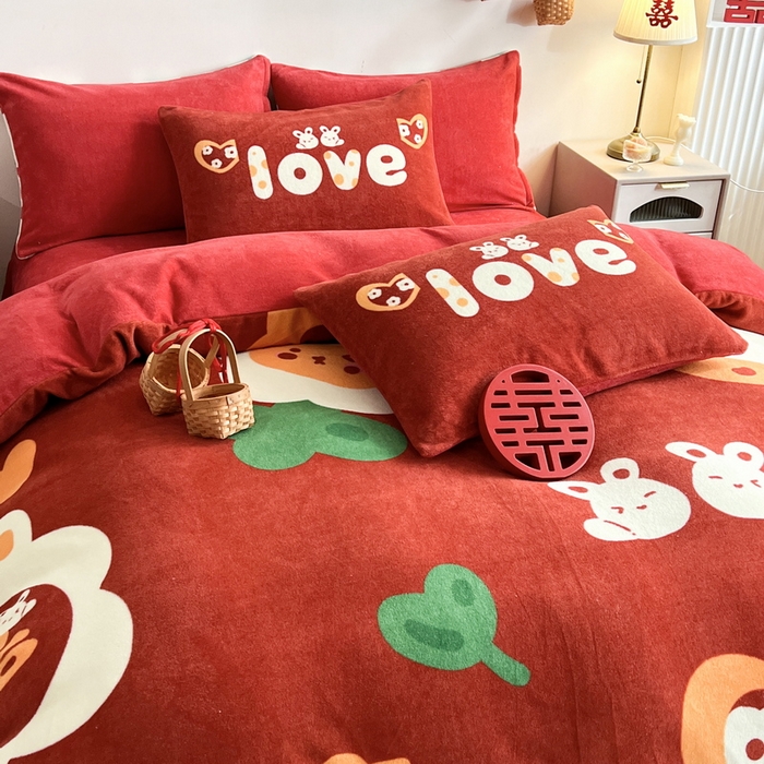 91家纺网 家纺一手货源 找家纺 一电 2025新款网红花婚庆牛奶绒四件套结婚喜被大红色新婚被罩婚嫁妆被套床单 喜生贵子