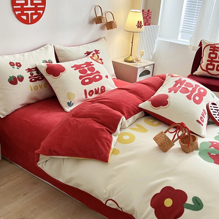 91家纺网 家纺一手货源 找家纺 一电 2025新款网红花婚庆牛奶绒四件套结婚喜被大红色新婚被罩婚嫁妆被套床单 爱你一生