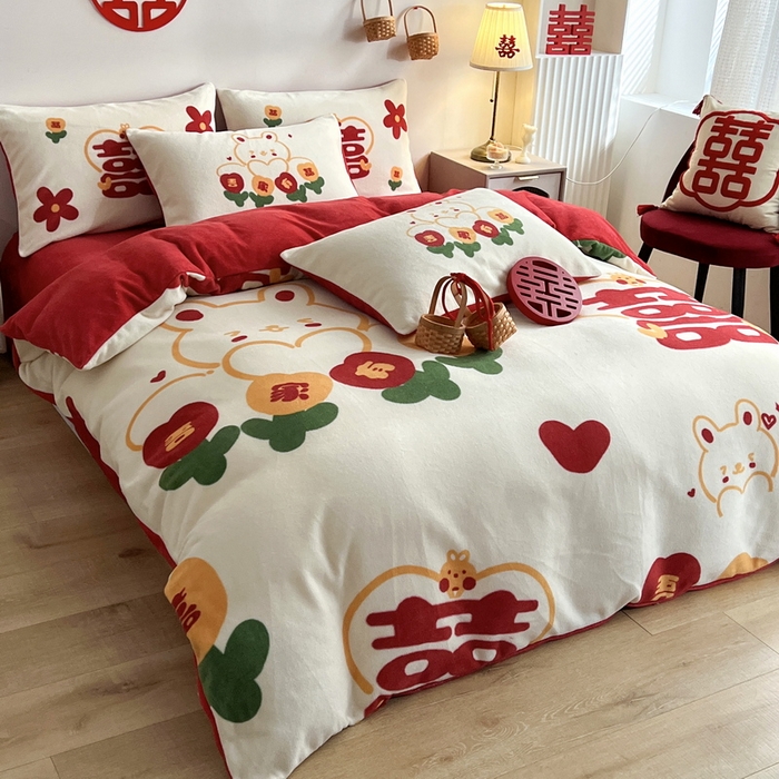 91家纺网 家纺一手货源 找家纺 一电 2025新款网红花婚庆牛奶绒四件套结婚喜被大红色新婚被罩婚嫁妆被套床单 吾家有喜