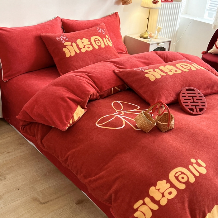 91家纺网 家纺一手货源 找家纺 一电 2025新款网红花婚庆牛奶绒四件套结婚喜被大红色新婚被罩婚嫁妆被套床单 永结同心