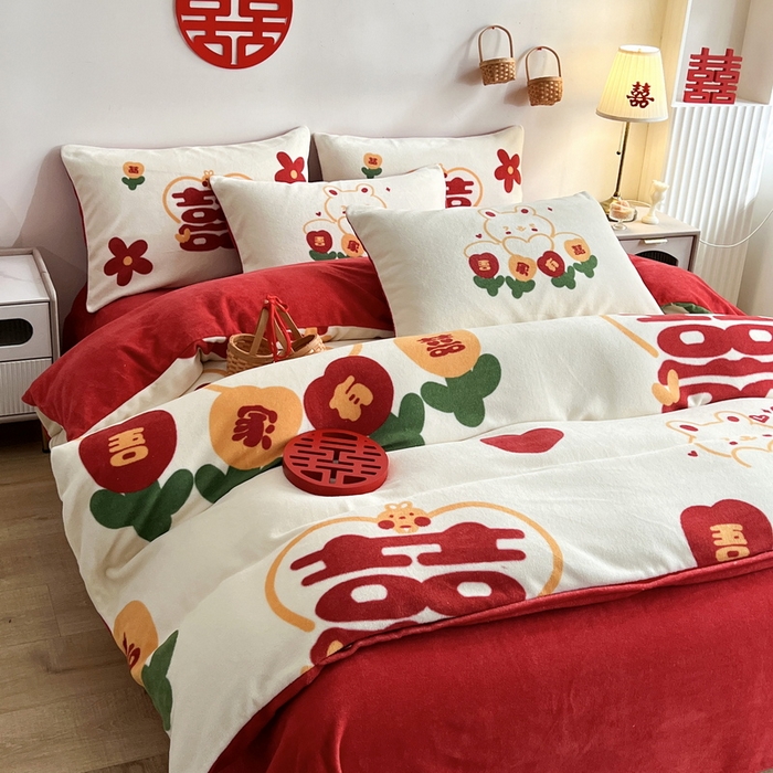 91家纺网 家纺一手货源 找家纺 一电 2025新款网红花婚庆牛奶绒四件套结婚喜被大红色新婚被罩婚嫁妆被套床单 吾家有喜