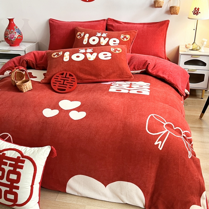 91家纺网 家纺一手货源 找家纺 （总）一电 2025新款网红花婚庆牛奶绒四件套结婚喜被大红色新婚被罩婚嫁妆被套床单