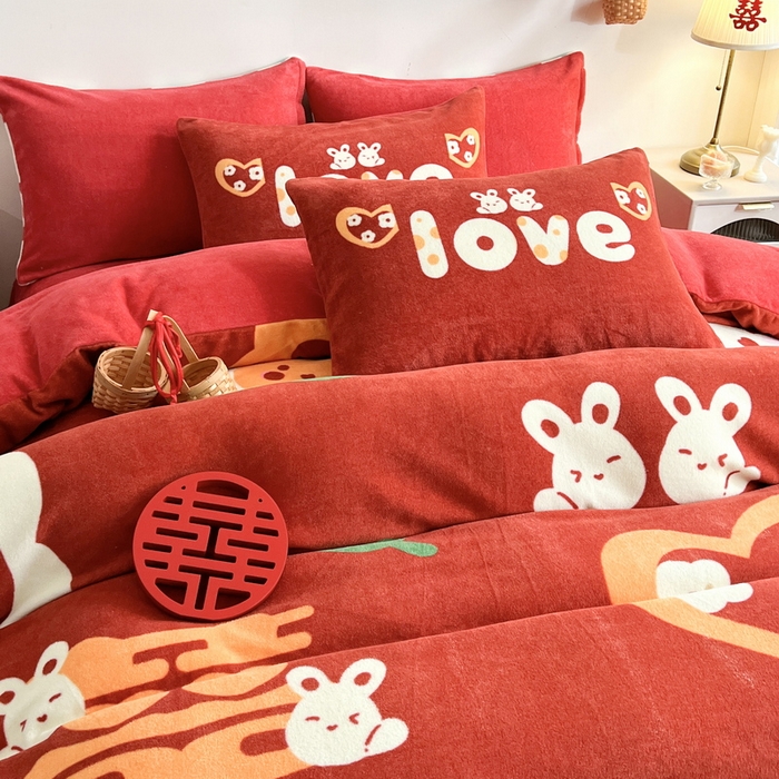 91家纺网 家纺一手货源 找家纺 一电 2025新款网红花婚庆牛奶绒四件套结婚喜被大红色新婚被罩婚嫁妆被套床单 喜生贵子