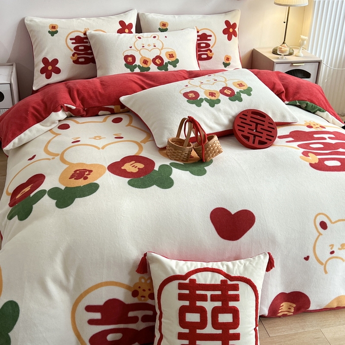 91家纺网 家纺一手货源 找家纺 一电 2025新款网红花婚庆牛奶绒四件套结婚喜被大红色新婚被罩婚嫁妆被套床单 吾家有喜