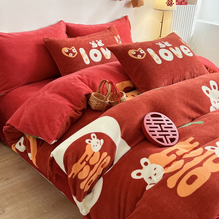 91家纺网 家纺一手货源 找家纺 一电 2025新款网红花婚庆牛奶绒四件套结婚喜被大红色新婚被罩婚嫁妆被套床单 喜生贵子