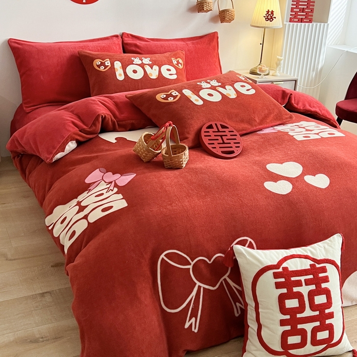 91家纺网 家纺一手货源 找家纺 一电 2025新款网红花婚庆牛奶绒四件套结婚喜被大红色新婚被罩婚嫁妆被套床单 喜结良缘
