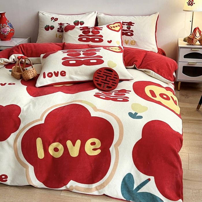 91家纺网 家纺一手货源 找家纺 （总）一电 2025新款网红花婚庆牛奶绒四件套结婚喜被大红色新婚被罩婚嫁妆被套床单