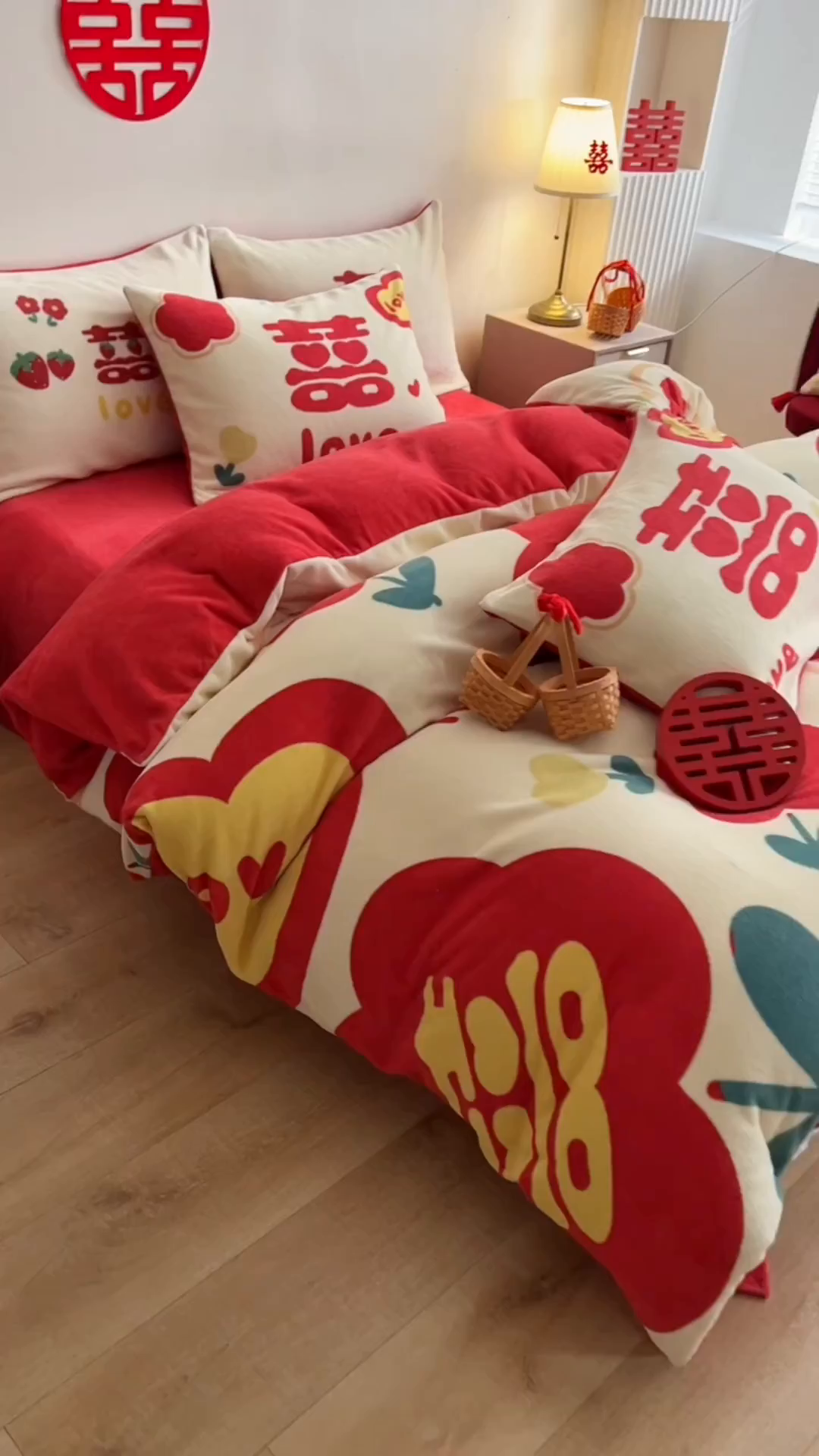 91家纺网 家纺一手货源 找家纺 一电 2025新款网红花婚庆牛奶绒四件套结婚喜被大红色新婚被罩婚嫁妆被套床单 喜事连连