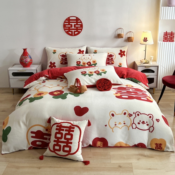 91家纺网 家纺一手货源 找家纺 （总）一电 2025新款网红花婚庆牛奶绒四件套结婚喜被大红色新婚被罩婚嫁妆被套床单