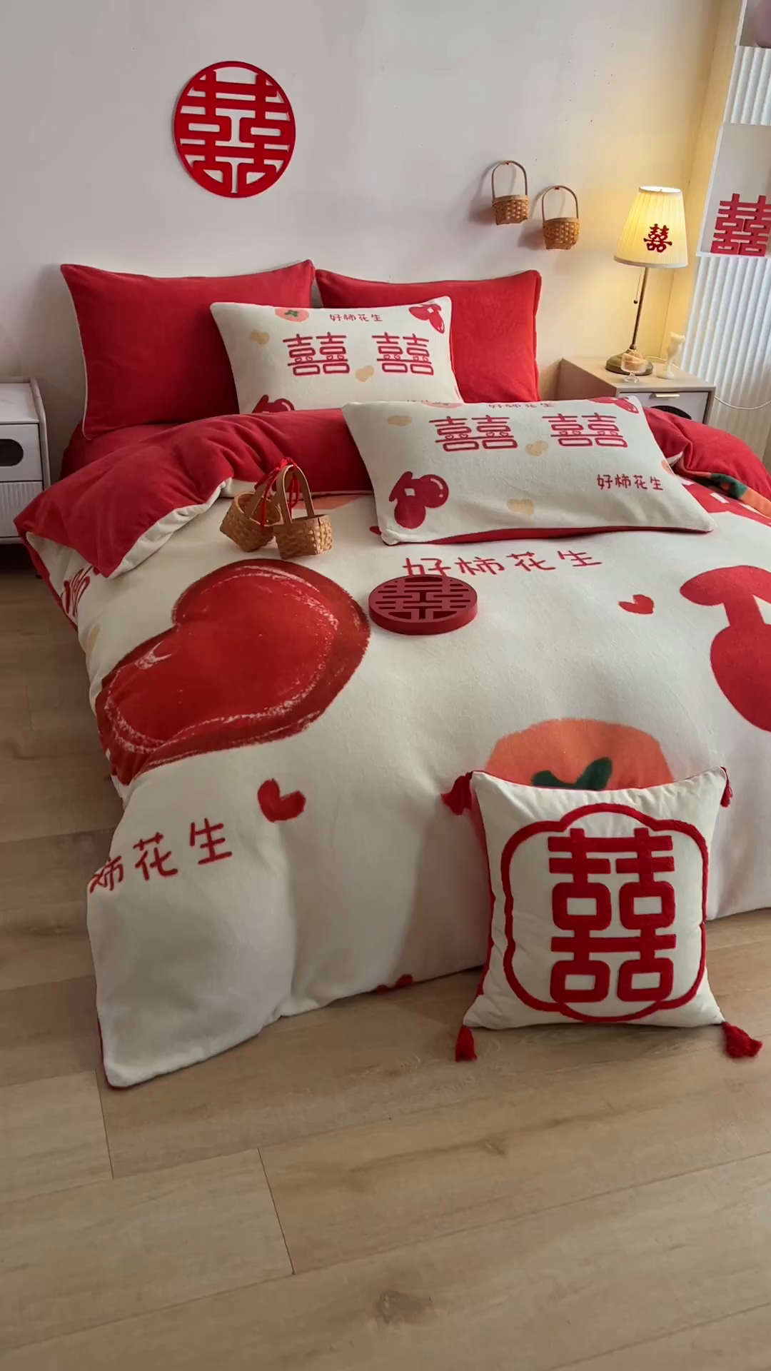 91家纺网 家纺一手货源 找家纺 一电 2025新款网红花婚庆牛奶绒四件套结婚喜被大红色新婚被罩婚嫁妆被套床单 好柿花生