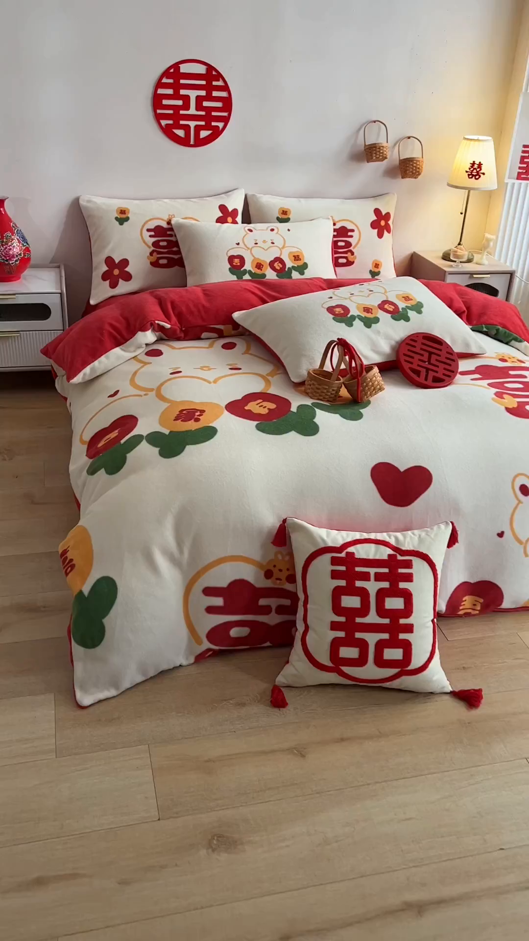 91家纺网 家纺一手货源 找家纺 一电 2025新款网红花婚庆牛奶绒四件套结婚喜被大红色新婚被罩婚嫁妆被套床单 吾家有喜