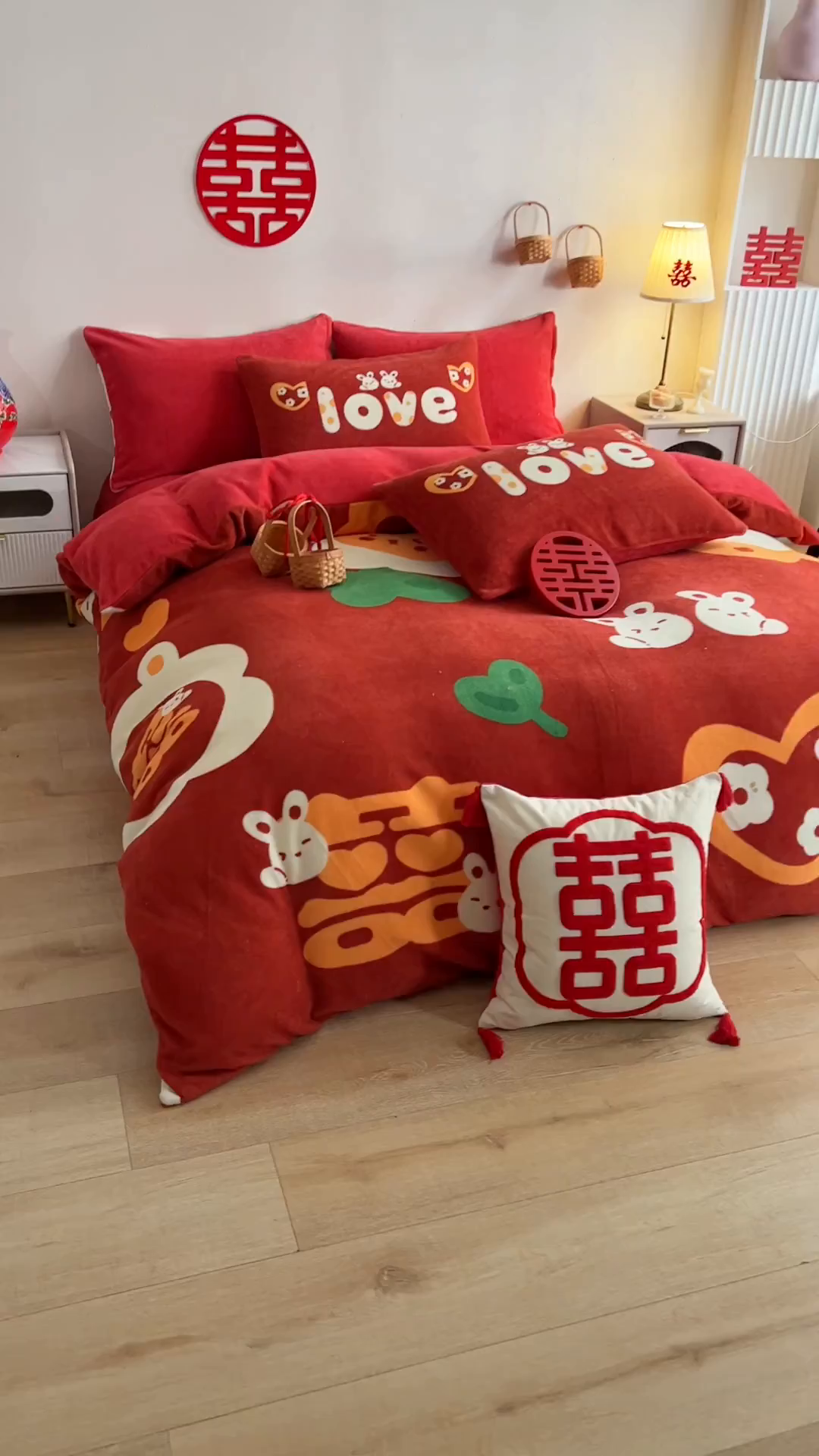 91家纺网 家纺一手货源 找家纺 一电 2025新款网红花婚庆牛奶绒四件套结婚喜被大红色新婚被罩婚嫁妆被套床单 喜生贵子