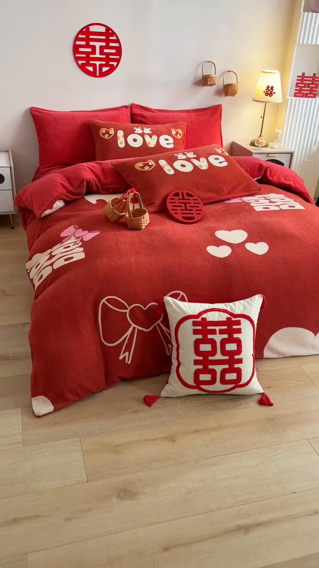 91家纺网 家纺一手货源 找家纺 一电 2025新款网红花婚庆牛奶绒四件套结婚喜被大红色新婚被罩婚嫁妆被套床单 喜结良缘