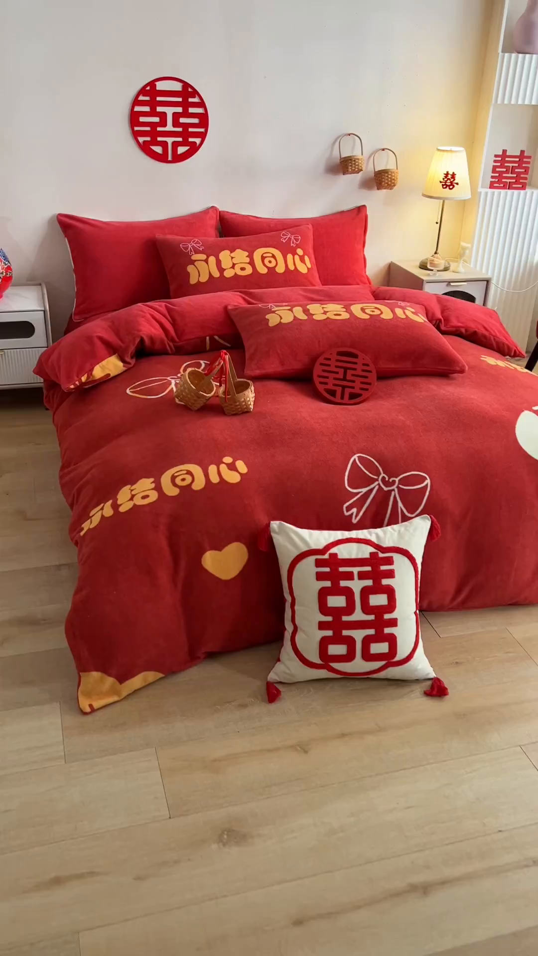 91家纺网 家纺一手货源 找家纺 一电 2025新款网红花婚庆牛奶绒四件套结婚喜被大红色新婚被罩婚嫁妆被套床单 永结同心