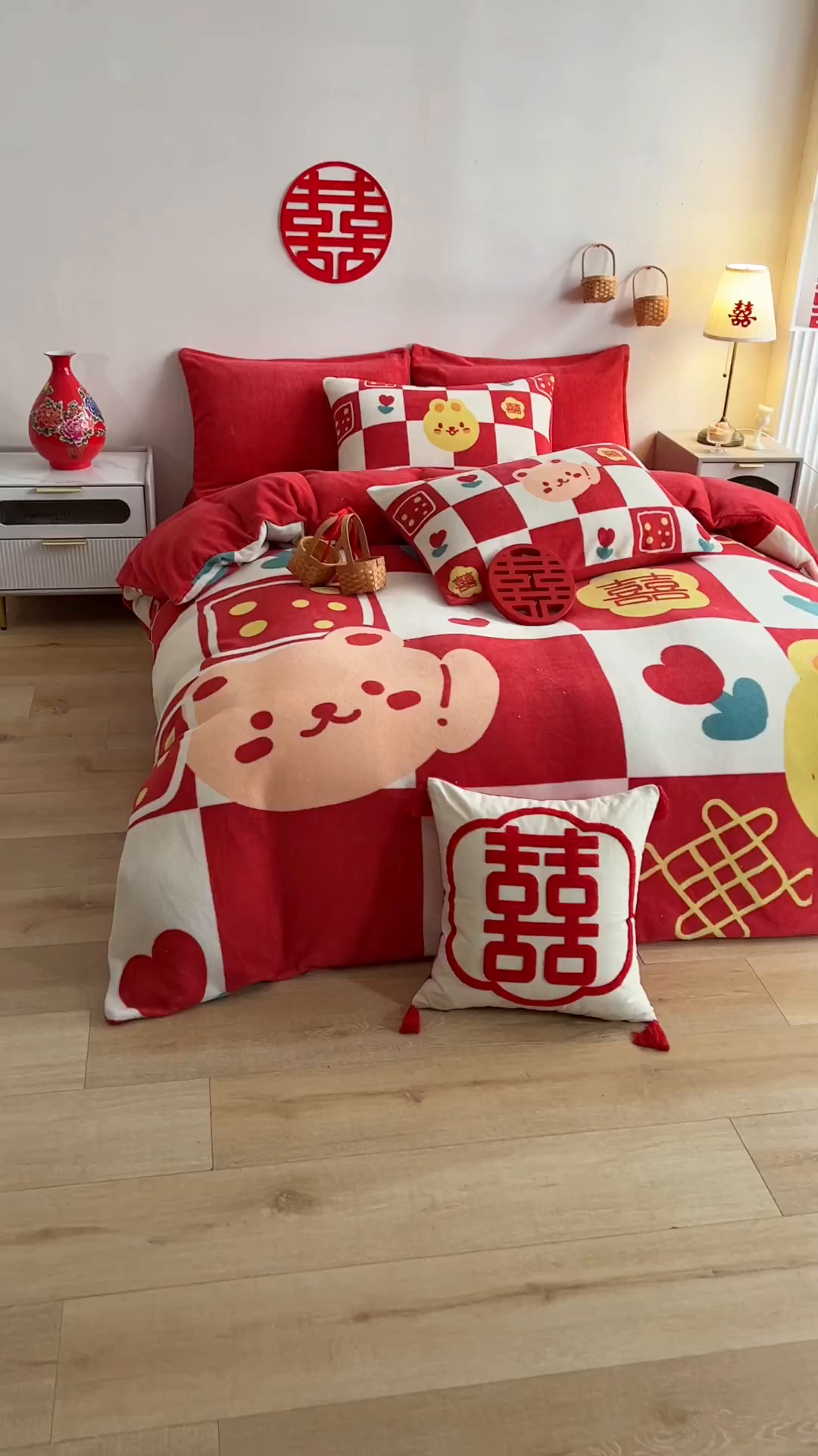 91家纺网 家纺一手货源 找家纺 一电 2025新款网红花婚庆牛奶绒四件套结婚喜被大红色新婚被罩婚嫁妆被套床单 喜多多