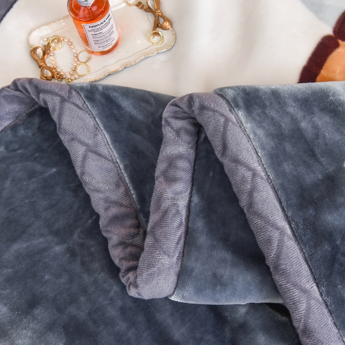 91家纺网 家纺一手货源 找家纺 新月家纺（锦威郎） 2025新款加厚保暖超柔毛毯时尚系列 樱桃熊