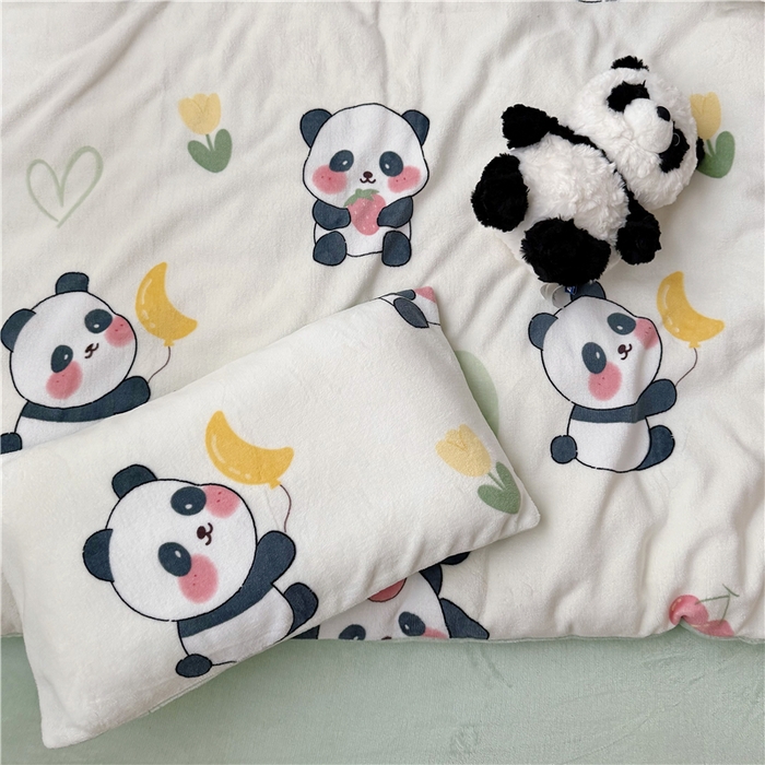91家纺网 家纺一手货源 找家纺 萌宝家纺 2025新款牛奶绒儿童被套幼儿园冬被可拆洗 调皮熊猫