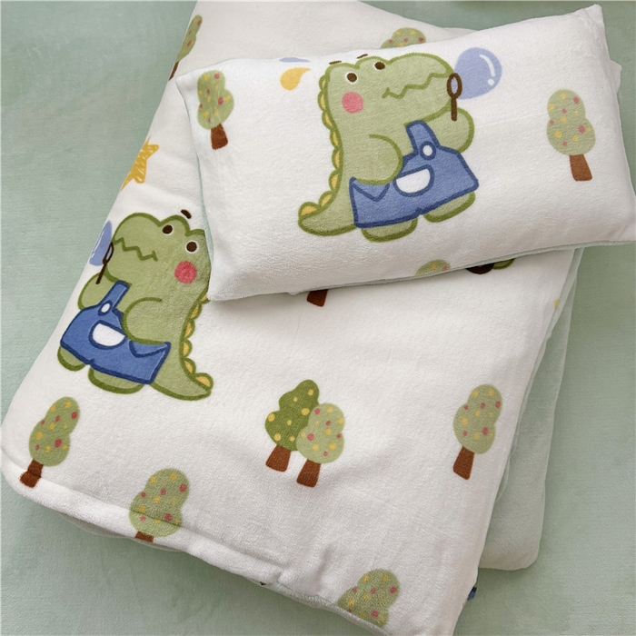 91家纺网 家纺一手货源 找家纺 萌宝家纺 2025新款牛奶绒儿童被套幼儿园冬被可拆洗 恐龙奇奇