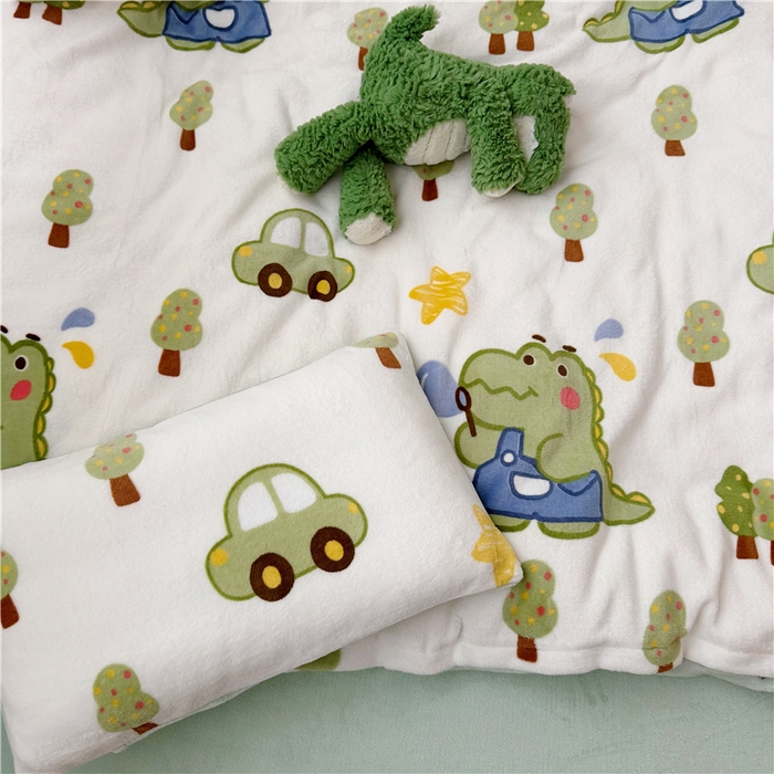 91家纺网 家纺一手货源 找家纺 萌宝家纺 2025新款牛奶绒儿童被套幼儿园冬被可拆洗 恐龙奇奇