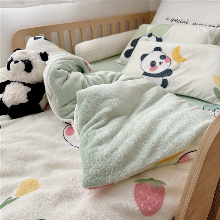 91家纺网 家纺一手货源 找家纺 萌宝家纺 2025新款牛奶绒儿童被套幼儿园冬被可拆洗 调皮熊猫