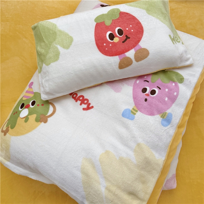 91家纺网 家纺一手货源 找家纺 萌宝家纺 2025新款牛奶绒儿童被套幼儿园冬被可拆洗 卡通草莓