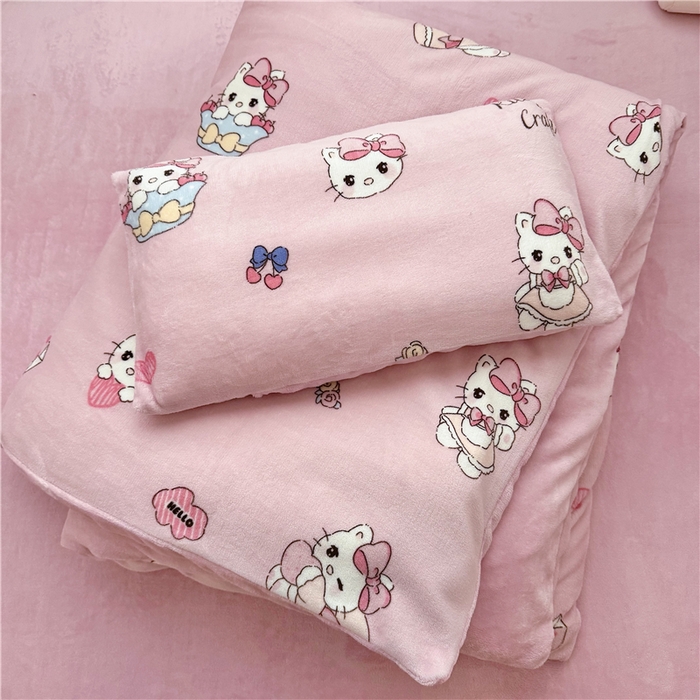 91家纺网 家纺一手货源 找家纺 萌宝家纺 2025新款牛奶绒儿童被套幼儿园冬被可拆洗 粉色小猫