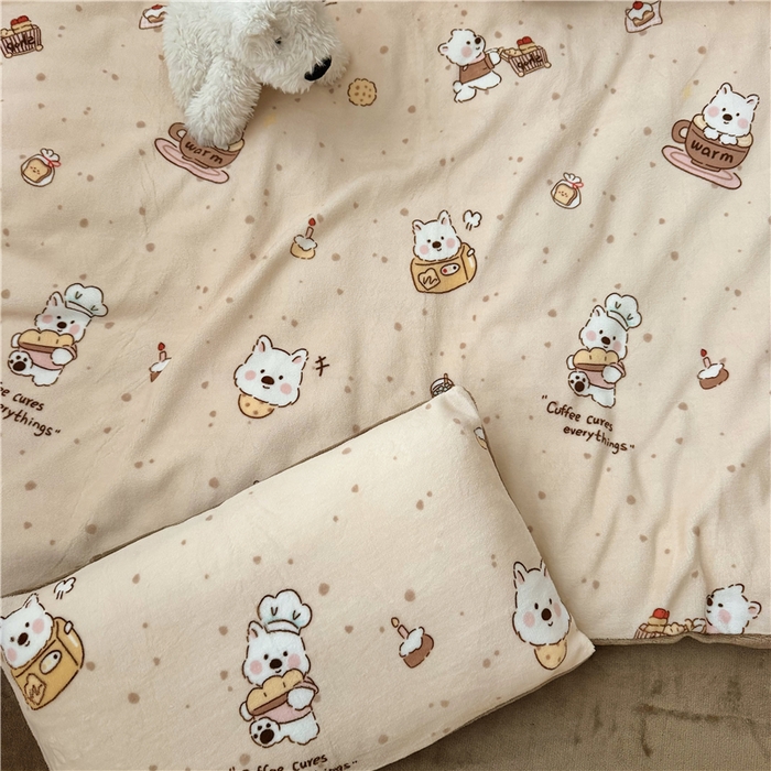 91家纺网 家纺一手货源 找家纺 萌宝家纺 2025新款牛奶绒儿童被套幼儿园冬被可拆洗 小熊奶咖