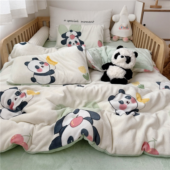 91家纺网 家纺一手货源 找家纺 萌宝家纺 2025新款牛奶绒儿童被套幼儿园冬被可拆洗 调皮熊猫